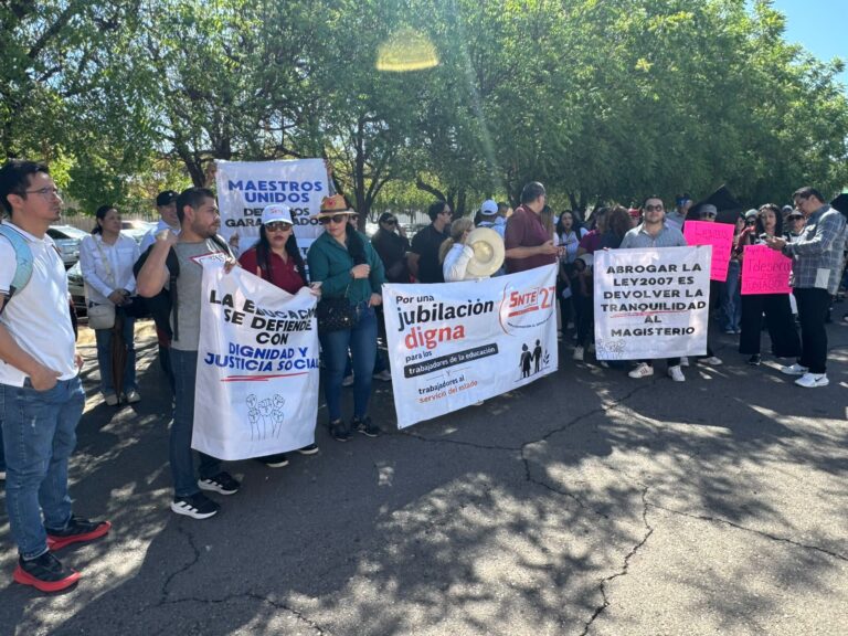 “Por una jubilación digna”; docentes del SNTE 27 se manifiestan en Culiacán, entregan pliego petitorio en el Congreso del Estado