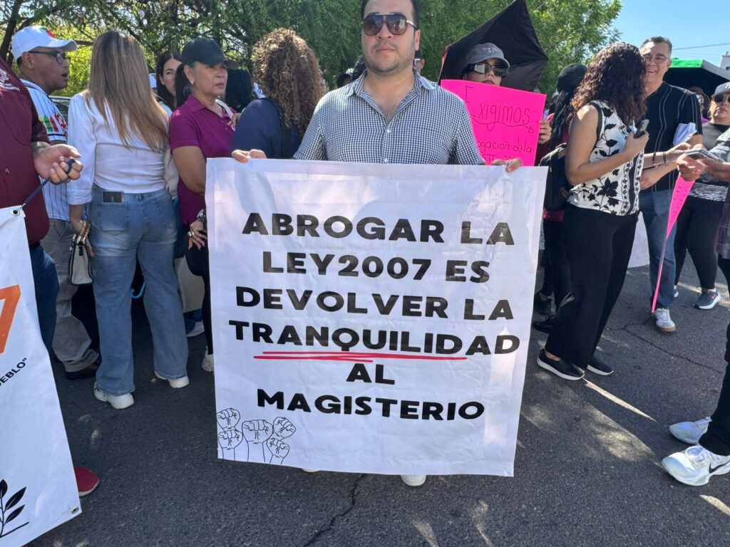“Por una jubilación digna”; docentes del SNTE 27 se manifiestan en Culiacán, entregan pliego petitorio en el Congreso del Estado