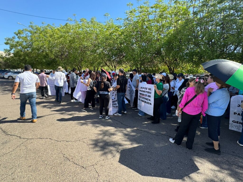 “Por una jubilación digna”; docentes del SNTE 27 se manifiestan en Culiacán, entregan pliego petitorio en el Congreso del Estado