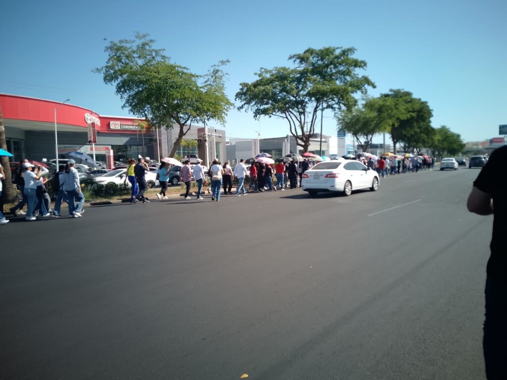 “Por una jubilación digna”; docentes del SNTE 27 se manifiestan en Culiacán, entregan pliego petitorio en el Congreso del Estado
