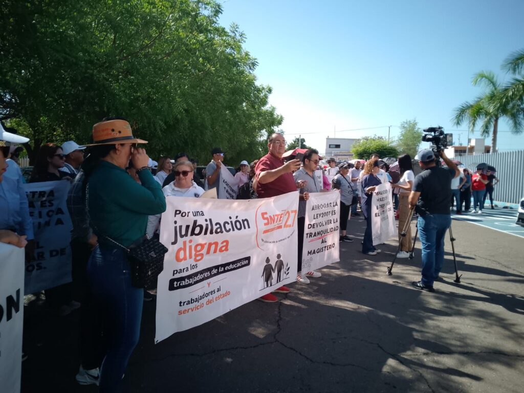 “Por una jubilación digna”; docentes del SNTE 27 se manifiestan en Culiacán, entregan pliego petitorio en el Congreso del Estado