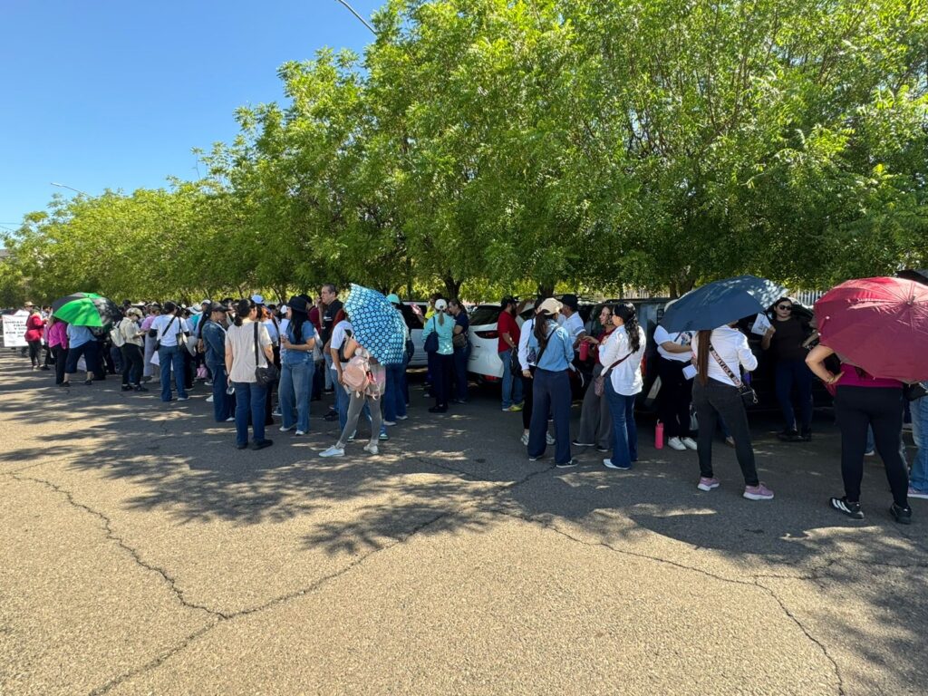 “Por una jubilación digna”; docentes del SNTE 27 se manifiestan en Culiacán, entregan pliego petitorio en el Congreso del Estado