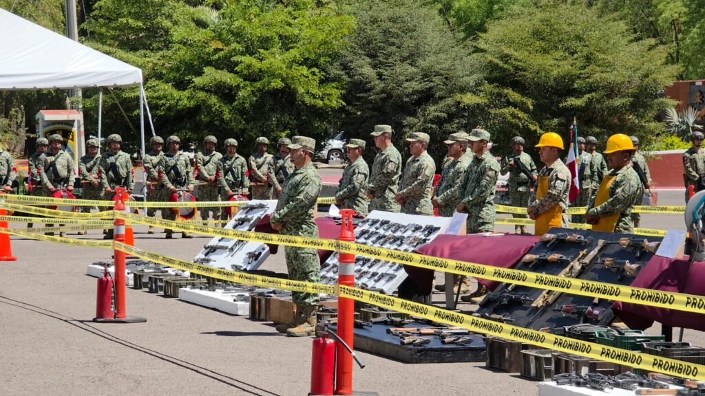 Destruyen armamento en Culiacán, Sinaloa, incluidas armas bañadas en oro