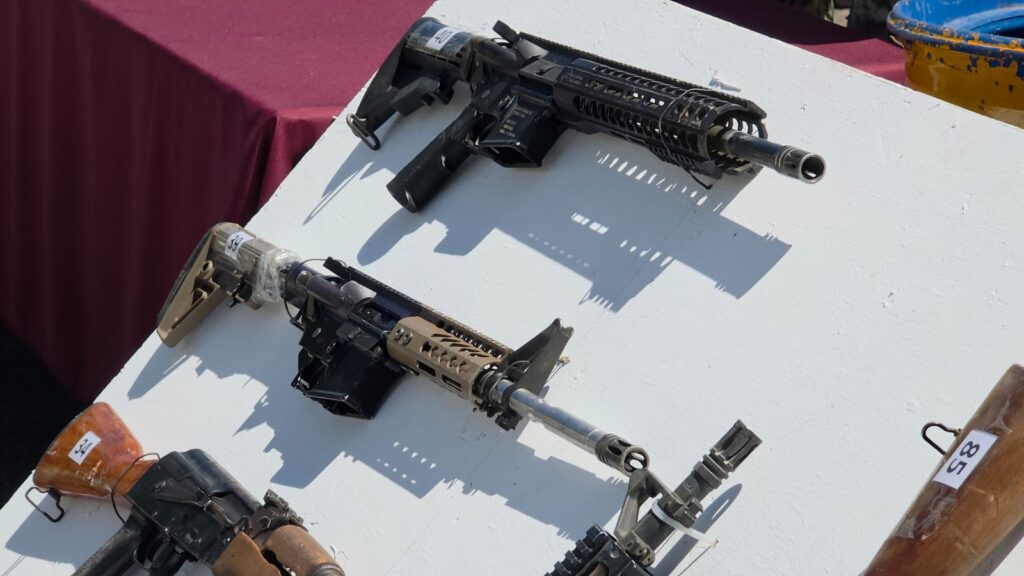 Destruyen armamento en Culiacán, Sinaloa, incluidas armas bañadas en oro