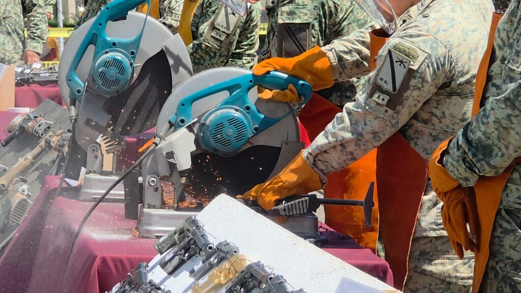 Destruyen armamento en Culiacán, Sinaloa, incluidas armas bañadas en oro