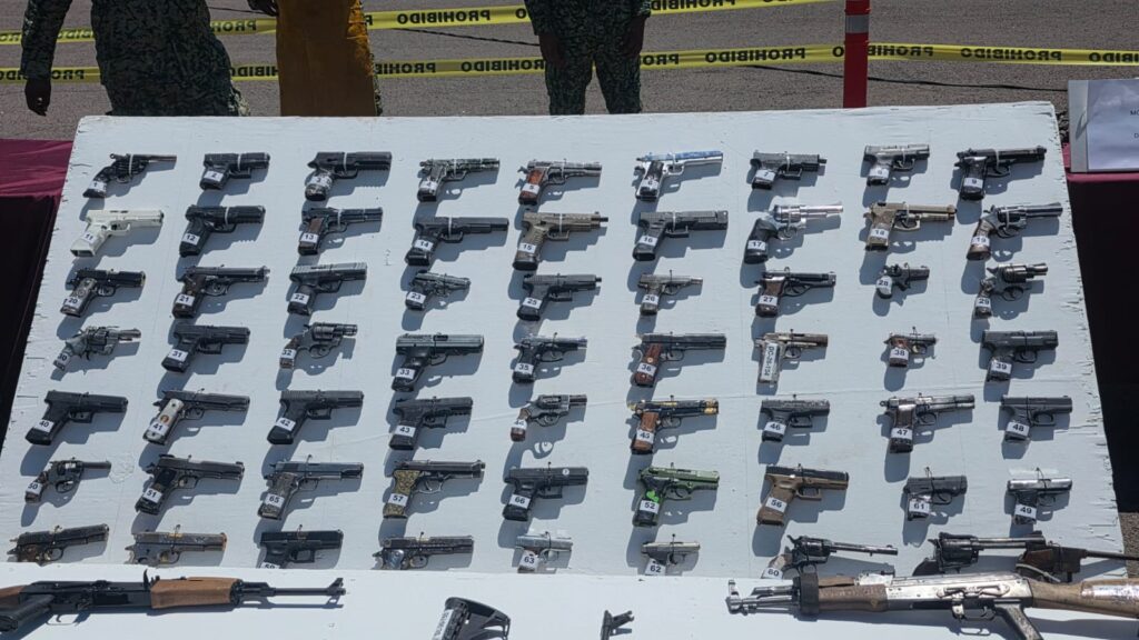 Destruyen armamento en Culiacán, Sinaloa, incluidas armas bañadas en oro