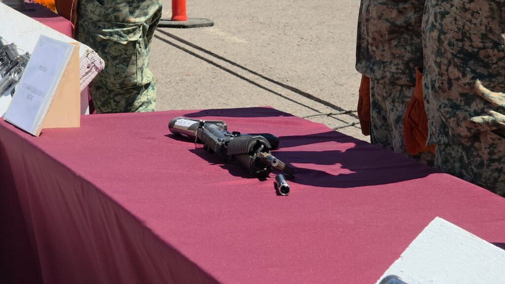 Destruyen armamento en Culiacán, Sinaloa, incluidas armas bañadas en oro