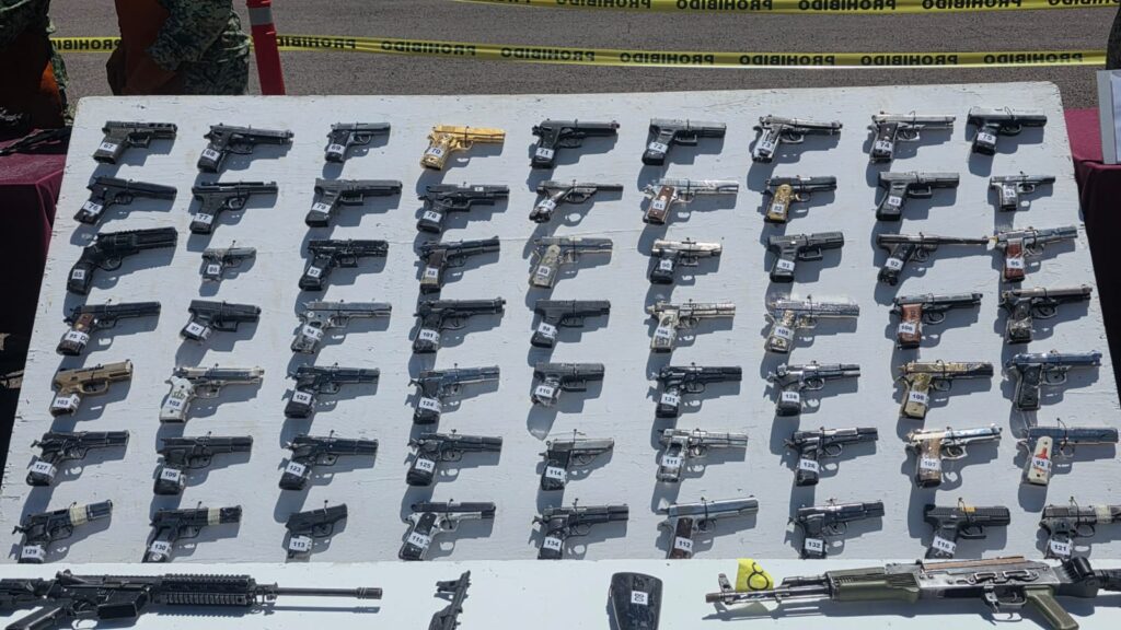 Destruyen armamento en Culiacán, Sinaloa, incluidas armas bañadas en oro