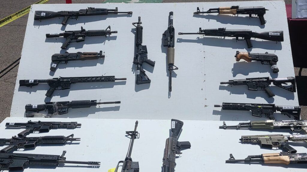 Destruyen armamento en Culiacán, Sinaloa, incluidas armas bañadas en oro