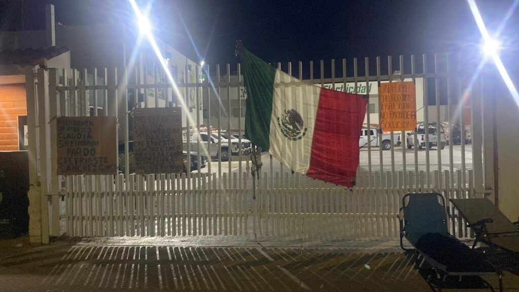 Durante la madrugada, toman usuarios la CFE en Guasave; impiden acceso y salida a cortes de energía