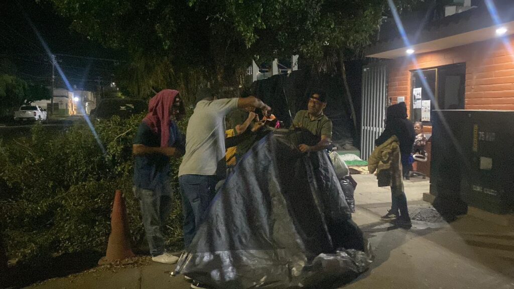 Durante la madrugada, toman usuarios la CFE en Guasave; impiden acceso y salida a cortes de energía