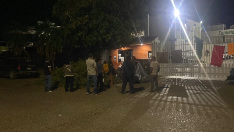 Durante la madrugada, toman usuarios la CFE en Guasave; impiden acceso y salida a cortes de energía Durante la madrugada, toman usuarios la CFE en Guasave; impiden acceso y salida a cortes de energía
