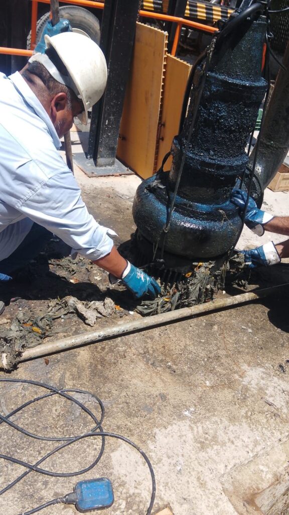 Previo a las lluvias, limpian cárcamos de aguas residuales en Culiacán; llama Japac a no arrojar pañales, toallitas, condones y aceites