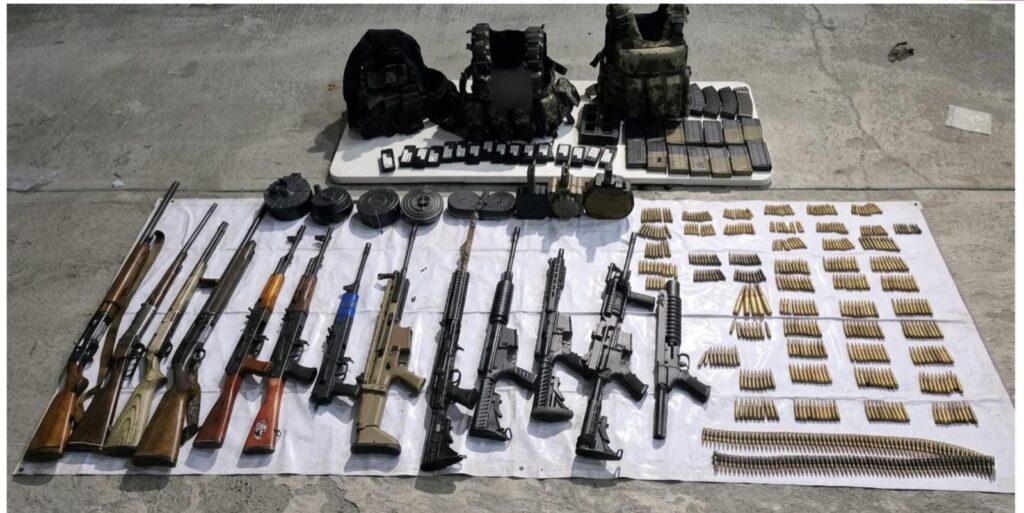 Este es el armamento asegurado en vivienda de Escuinapa, Sinaloa, donde fueron atacados policías y militares con dronazos