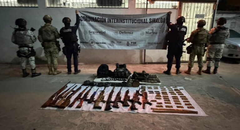 Este es el armamento asegurado en vivienda de Escuinapa, Sinaloa, donde fueron atacados policías y militares con dronazos