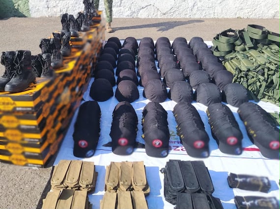 Megadecomiso en Rosario, Sinaloa: aseguran más de 200 uniformes, botas, cascos y pecheras para equipar a un ejército de sicarios
