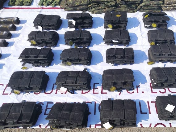 Megadecomiso en Rosario, Sinaloa: aseguran más de 200 uniformes, botas, cascos y pecheras para equipar a un ejército de sicarios