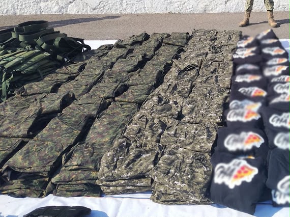 Megadecomiso en Rosario, Sinaloa: aseguran más de 200 uniformes, botas, cascos y pecheras para equipar a un ejército de sicarios