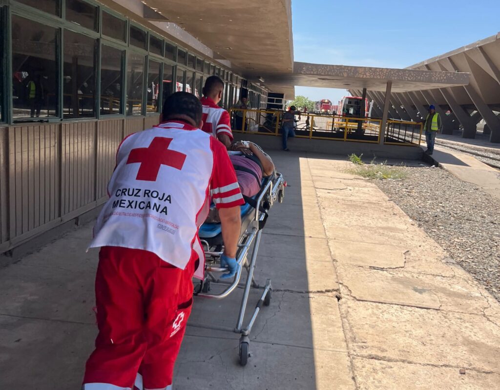 Mujer pierde un pie al intentar subir al tren de carga en Estación Sufragio, El Fuerte, Sinaloa