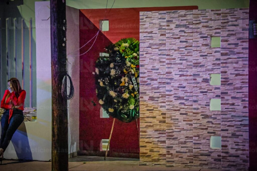 Dejan corona fúnebre en casa de la diputada del PRI Paola Gárate en Culiacán, Sinaloa