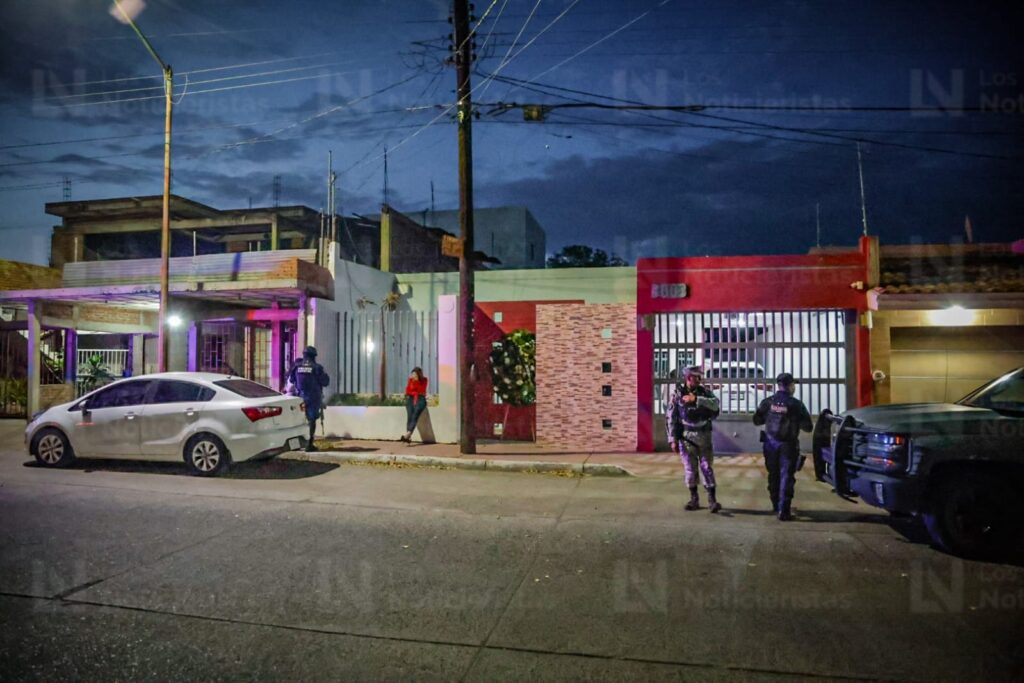 Dejan corona fúnebre en casa de la diputada del PRI Paola Gárate en Culiacán, Sinaloa
