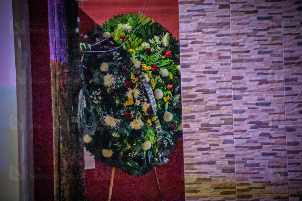 Dejan corona fúnebre en casa de la diputada del PRI Paola Gárate en Culiacán, Sinaloa