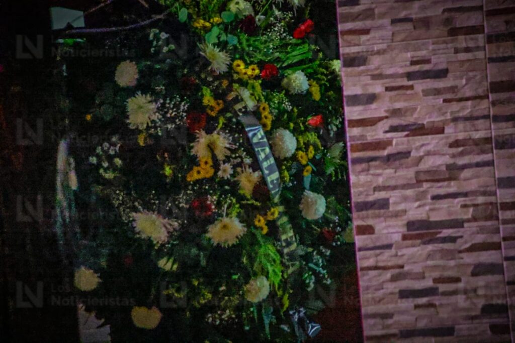 Dejan corona fúnebre en casa de la diputada del PRI Paola Gárate en Culiacán, Sinaloa