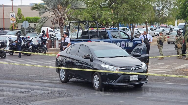 Atacan a balazos a policía de Tránsito de Culiacán cerca de la USE cuando viajaba con su familia Atacan a balazos a policía de Tránsito de Culiacán cerca de la USE cuando viajaba con su familia