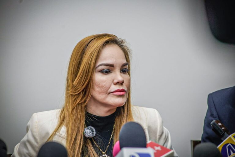 “No tengo problemas con nadie”: Paola Gárate; diputada pide de nuevo seguridad tras colocación de corona fúnebre en su casa “No tengo problemas con nadie”: Paola Gárate; diputada pide de nuevo seguridad tras colocación de corona fúnebre en su casa