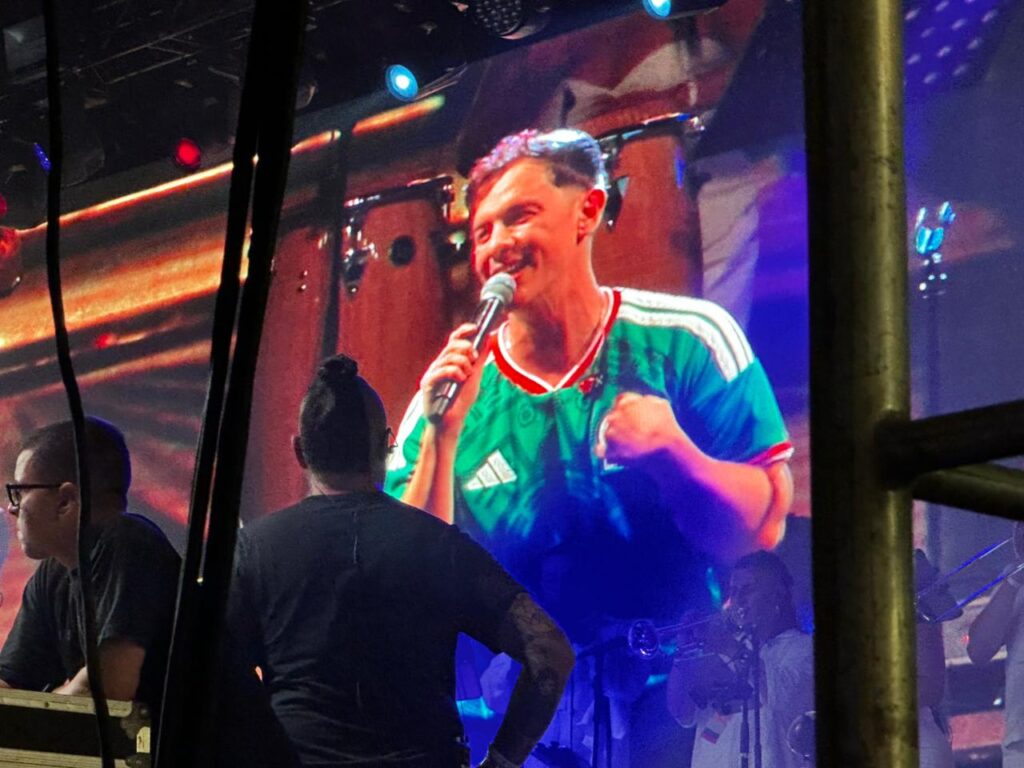 ¡Se te nota, Mazatlán, Sinaloa! Guaynaa desata la fiesta mundialista y pone a bailar a miles en Olas Altas