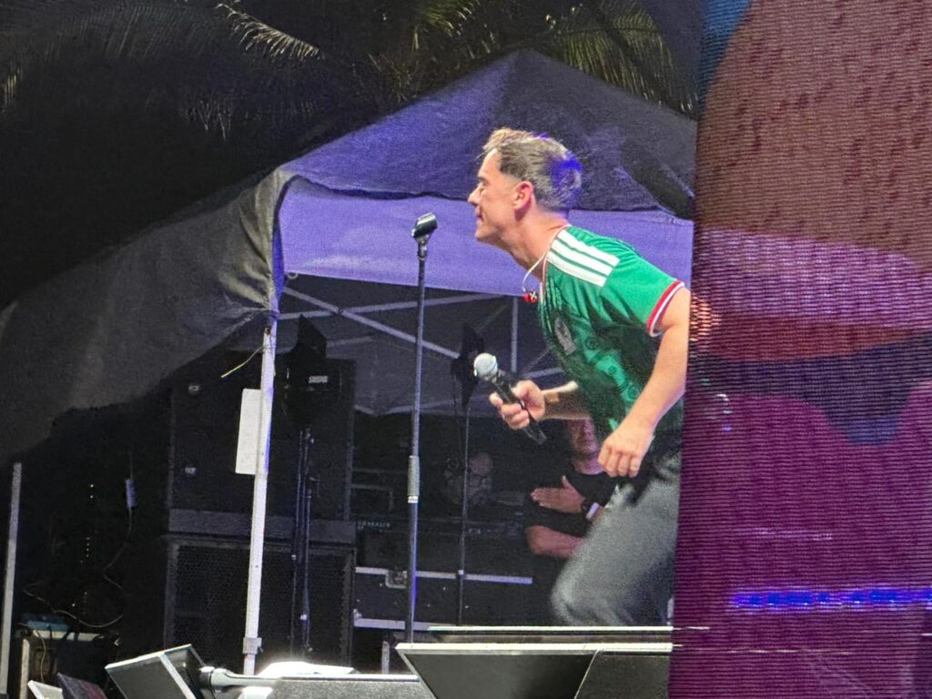 ¡Se te nota, Mazatlán, Sinaloa! Guaynaa desata la fiesta mundialista y pone a bailar a miles en Olas Altas