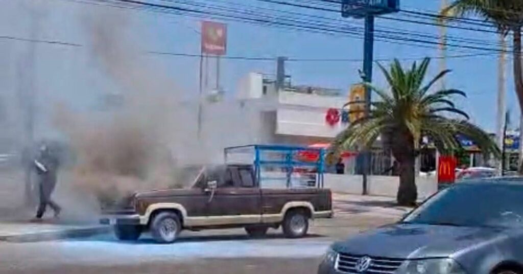 Camioneta se incendia sobre la carretera Internacional México 15 en Mazatlán, Sinaloa; no hubo personas lesionadas