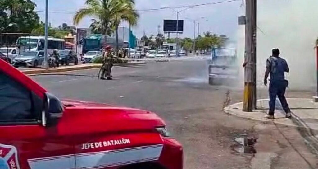 Camioneta se incendia sobre la carretera Internacional México 15 en Mazatlán, Sinaloa; no hubo personas lesionadas