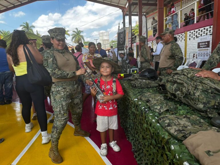 Ángel, el niño de Villa Unión, Mazatlán, Sinaloa, que sueña con ser soldado y conmovió a militares durante Jornada de Paz Ángel, el niño de Villa Unión, Mazatlán, Sinaloa, que sueña con ser soldado y conmovió a militares durante Jornada de Paz