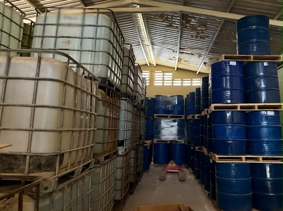Un detenido y el aseguramiento de metanfetamina líquida, cartuchos y vehículos en cateo de bodega agrícola en Los Mochis