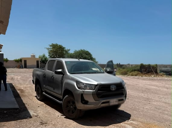 Un detenido y el aseguramiento de metanfetamina líquida, cartuchos y vehículos en cateo de bodega agrícola en Los Mochis