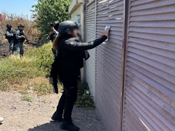 Un detenido y el aseguramiento de metanfetamina líquida, cartuchos y vehículos en cateo de bodega agrícola en Los Mochis