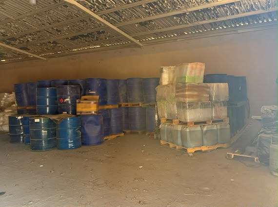 Un detenido y el aseguramiento de metanfetamina líquida, cartuchos y vehículos en cateo de bodega agrícola en Los Mochis