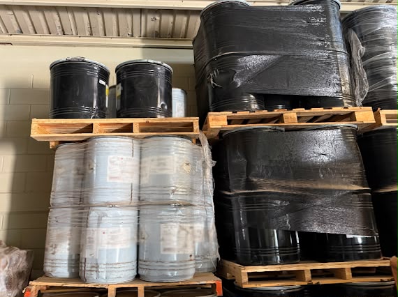 Un detenido y el aseguramiento de metanfetamina líquida, cartuchos y vehículos en cateo de bodega agrícola en Los Mochis