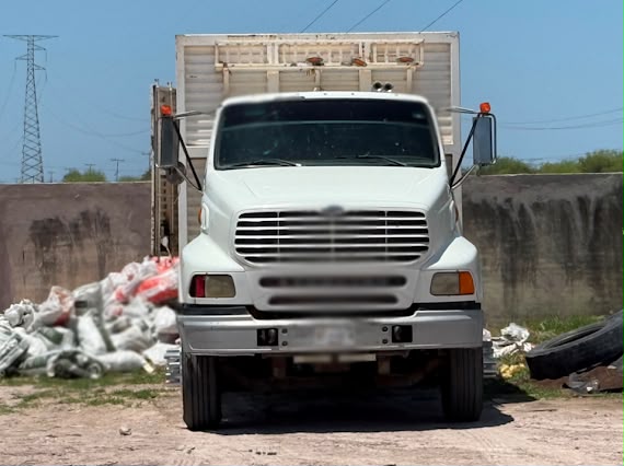 Un detenido y el aseguramiento de metanfetamina líquida, cartuchos y vehículos en cateo de bodega agrícola en Los Mochis