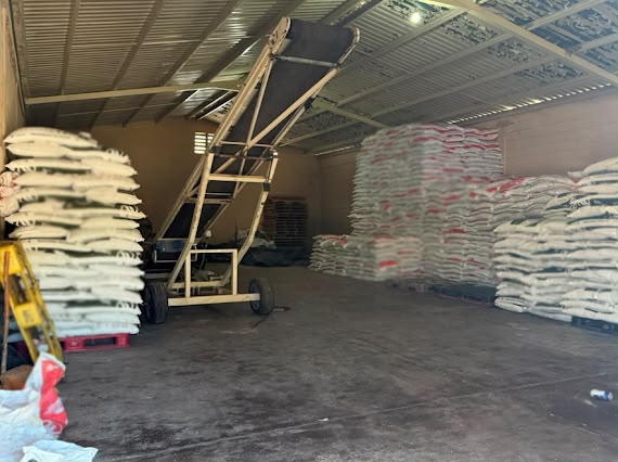 Un detenido y el aseguramiento de metanfetamina líquida, cartuchos y vehículos en cateo de bodega agrícola en Los Mochis