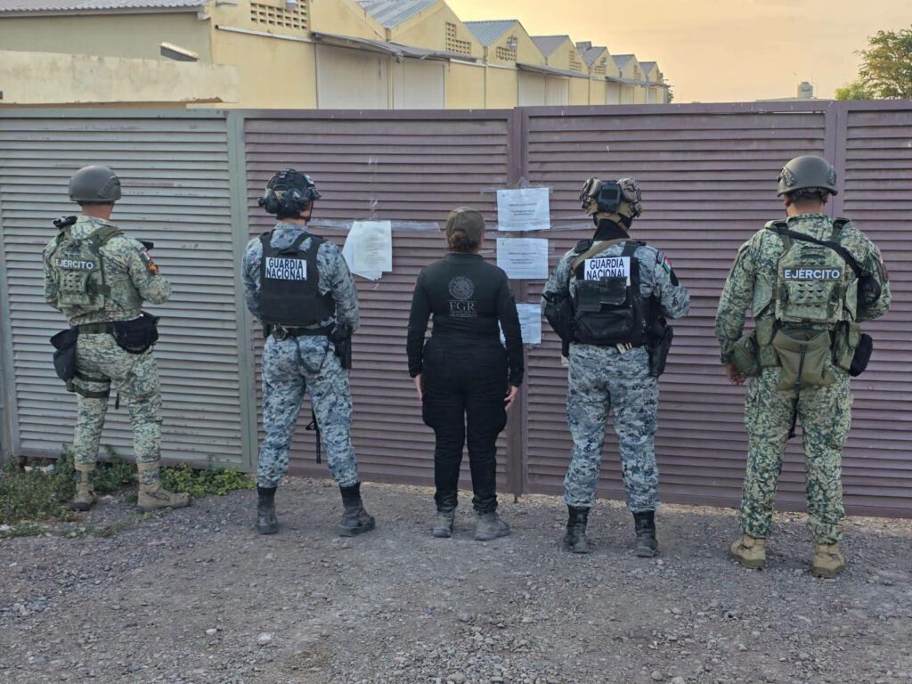 Un detenido y el aseguramiento de metanfetamina líquida, cartuchos y vehículos en cateo de bodega agrícola en Los Mochis