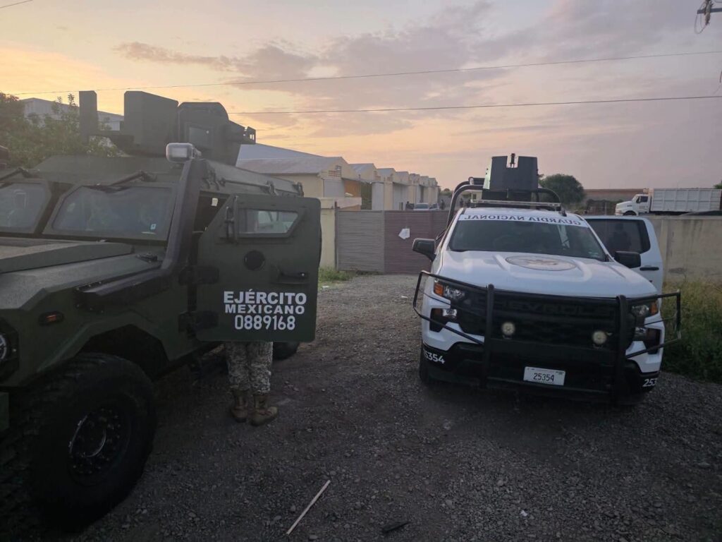 Un detenido y el aseguramiento de metanfetamina líquida, cartuchos y vehículos en cateo de bodega agrícola en Los Mochis