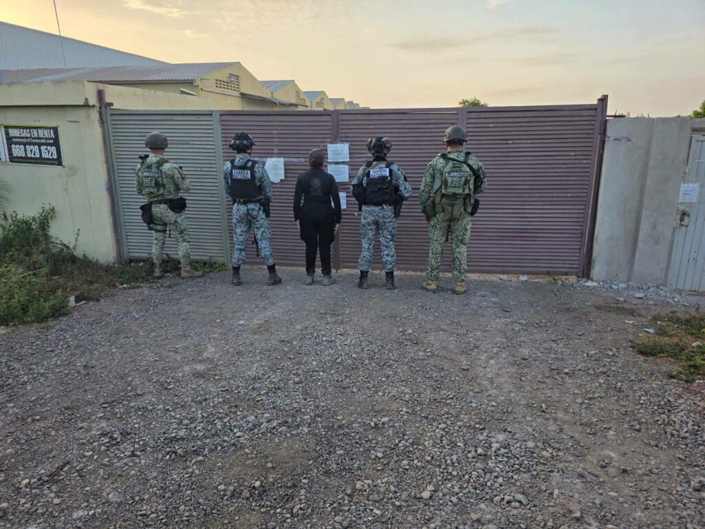 Un detenido y el aseguramiento de metanfetamina líquida, cartuchos y vehículos en cateo de bodega agrícola en Los Mochis