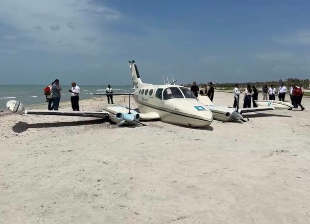 ¡En plena playa! Aeronave con pasajeros presuntamente de Culiacán, aterriza de emergencia en Ciudad del Carmen, Campeche