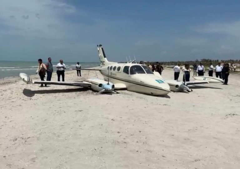 ¡En plena playa! Aeronave con pasajeros presuntamente de Culiacán, aterriza de emergencia en Ciudad del Carmen, Campeche