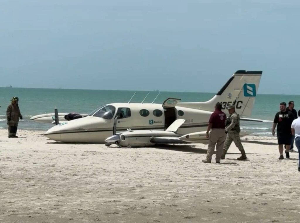 ¡En plena playa! Aeronave con pasajeros presuntamente de Culiacán, aterriza de emergencia en Ciudad del Carmen, Campeche