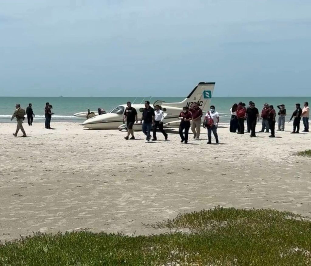 ¡En plena playa! Aeronave con pasajeros presuntamente de Culiacán, aterriza de emergencia en Ciudad del Carmen, Campeche