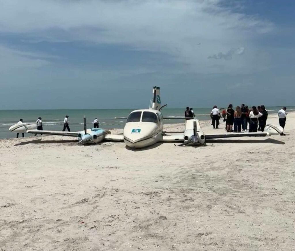 ¡En plena playa! Aeronave con pasajeros presuntamente de Culiacán, aterriza de emergencia en Ciudad del Carmen, Campeche