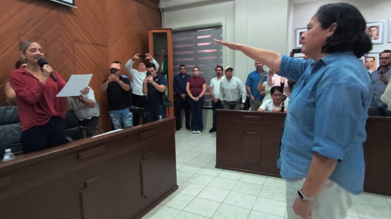 Minerva Osuna Zavala rinde protesta como alcaldesa provisional de Mazatlán, Sinaloa